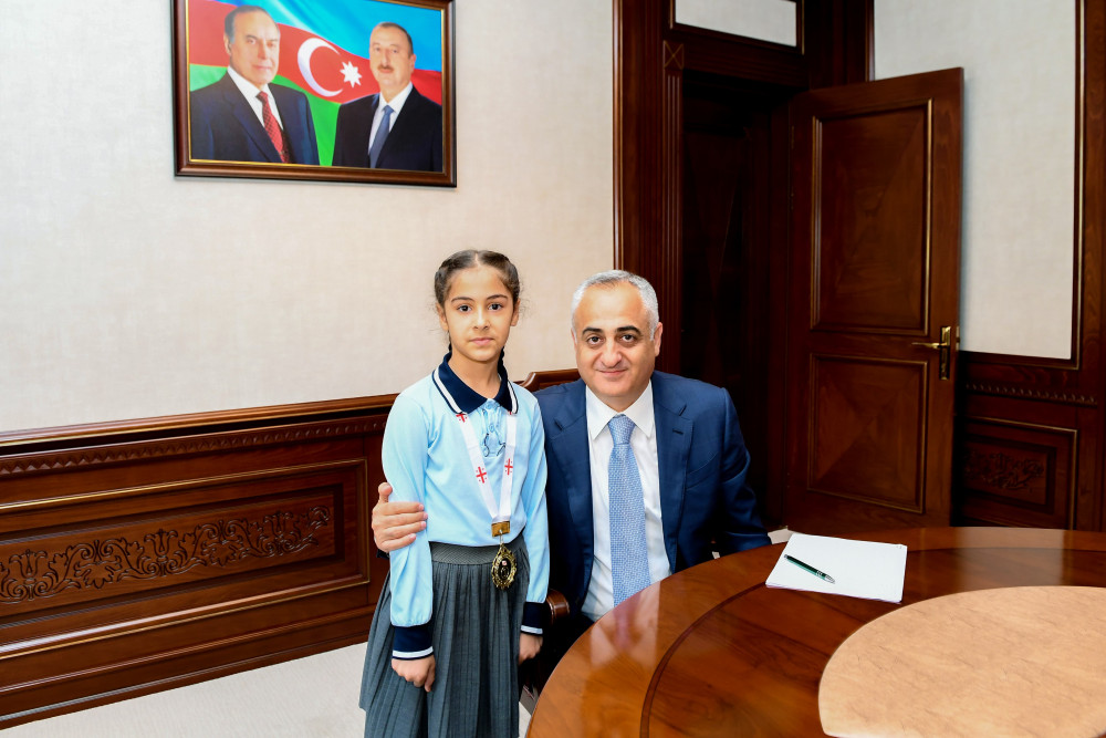 Səlahiyyətli nümayəndə müsabiqə və yarışlarda qalib olan şagirdlərlə görüşüb